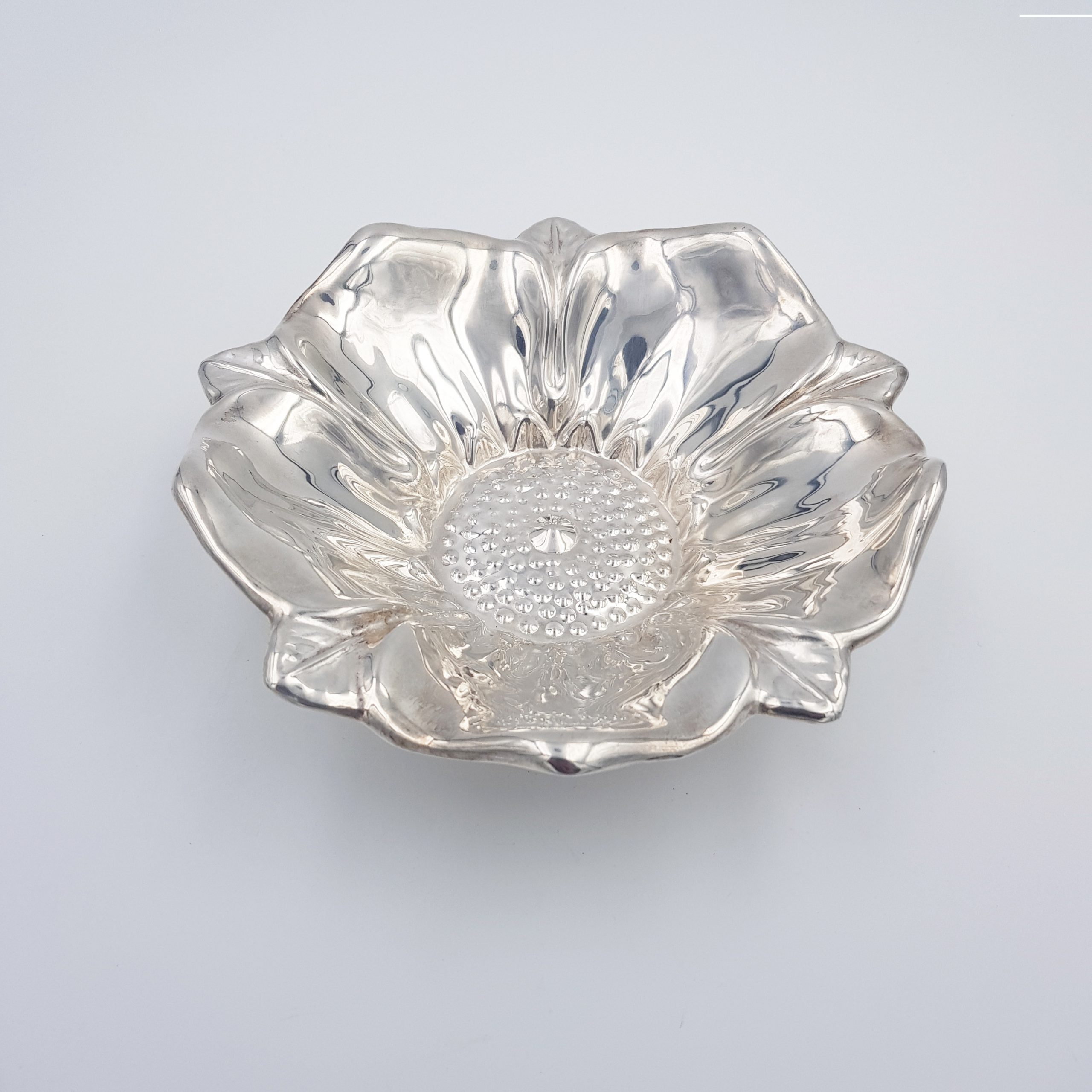 Coupelle ronde métal argenté forme de fleur Habis Liban