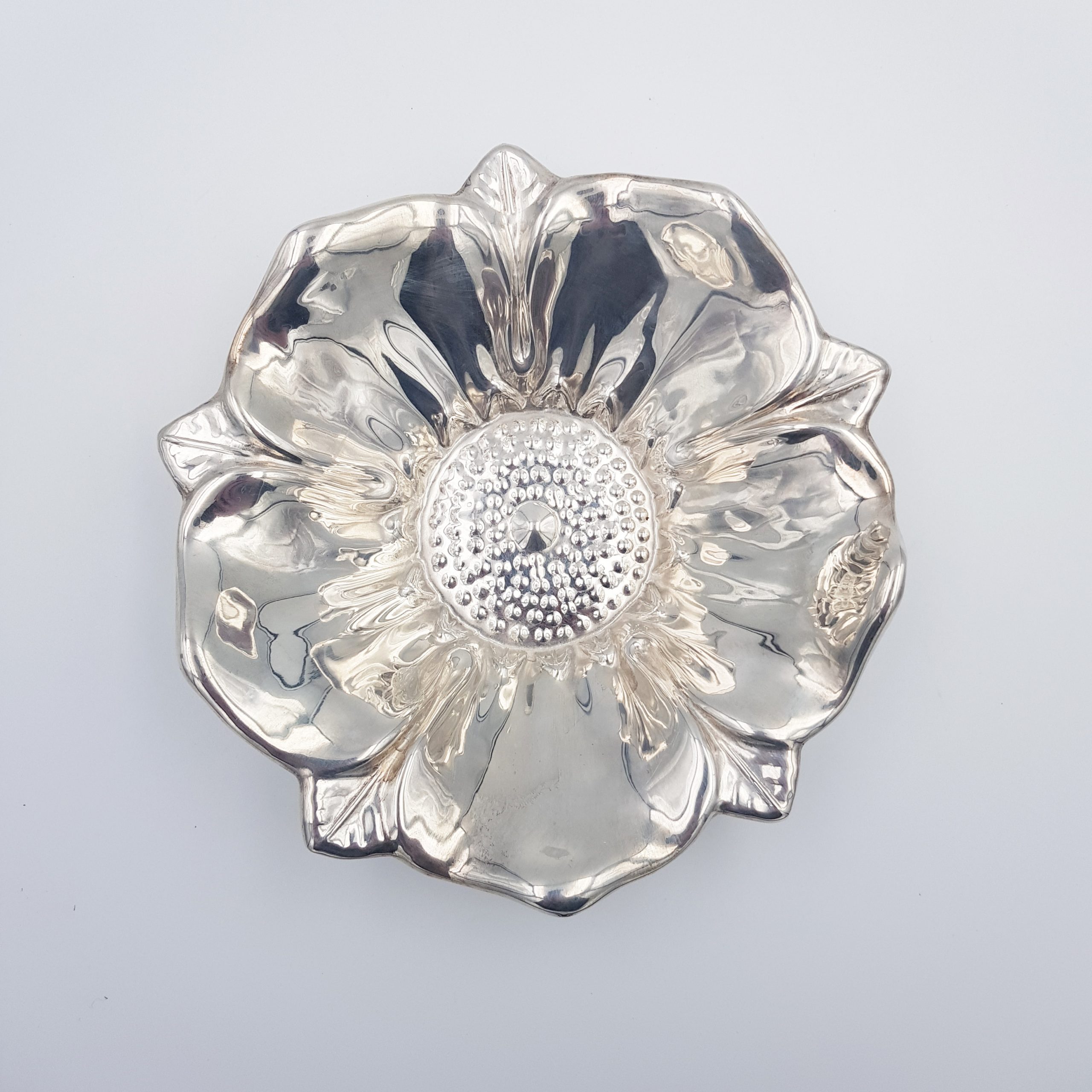 Coupelle ronde métal argenté forme de fleur Habis Liban