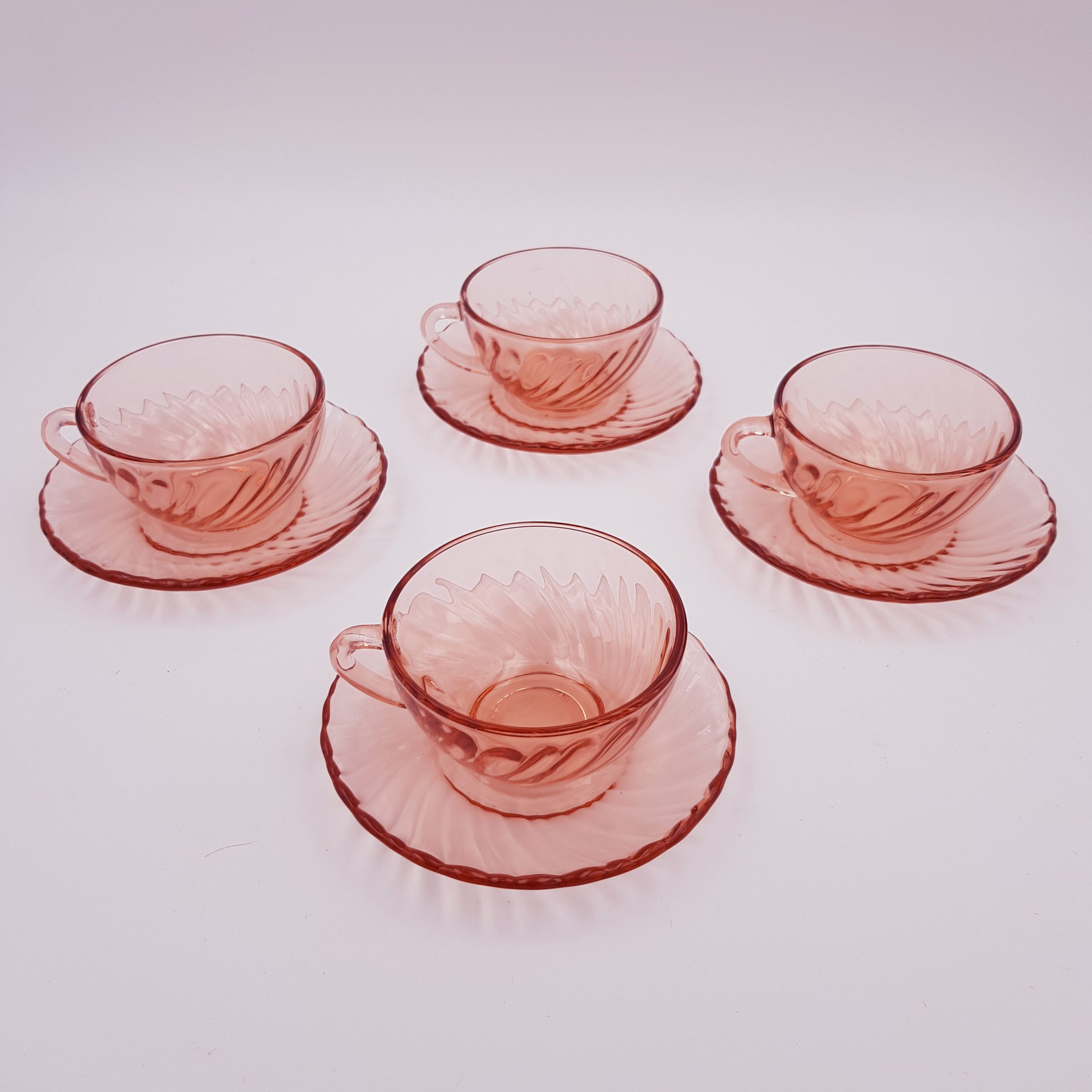 Service à goûter Arcoroc en rosaline tasses sous-tasses et verres vintage
