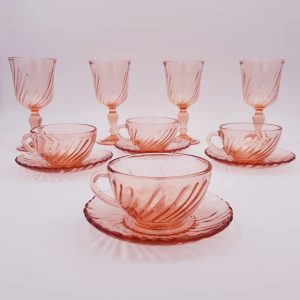 Service à goûter Arcoroc en rosaline tasses sous-tasses et verres vintage
